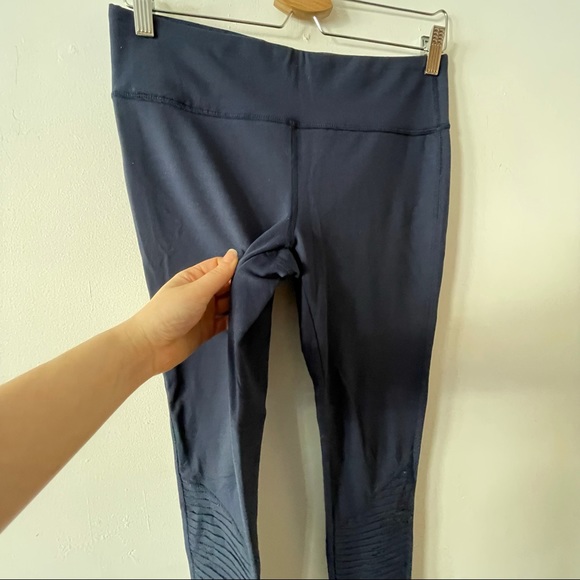 3/20$ Threads for thought navy blue leggings - Picture 2 of 4